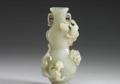 图片[3]-Jade gourd-shaped vase with chi-dragon pattern in relief, Ming to Qing dynasty (1368-1644)-China Archive